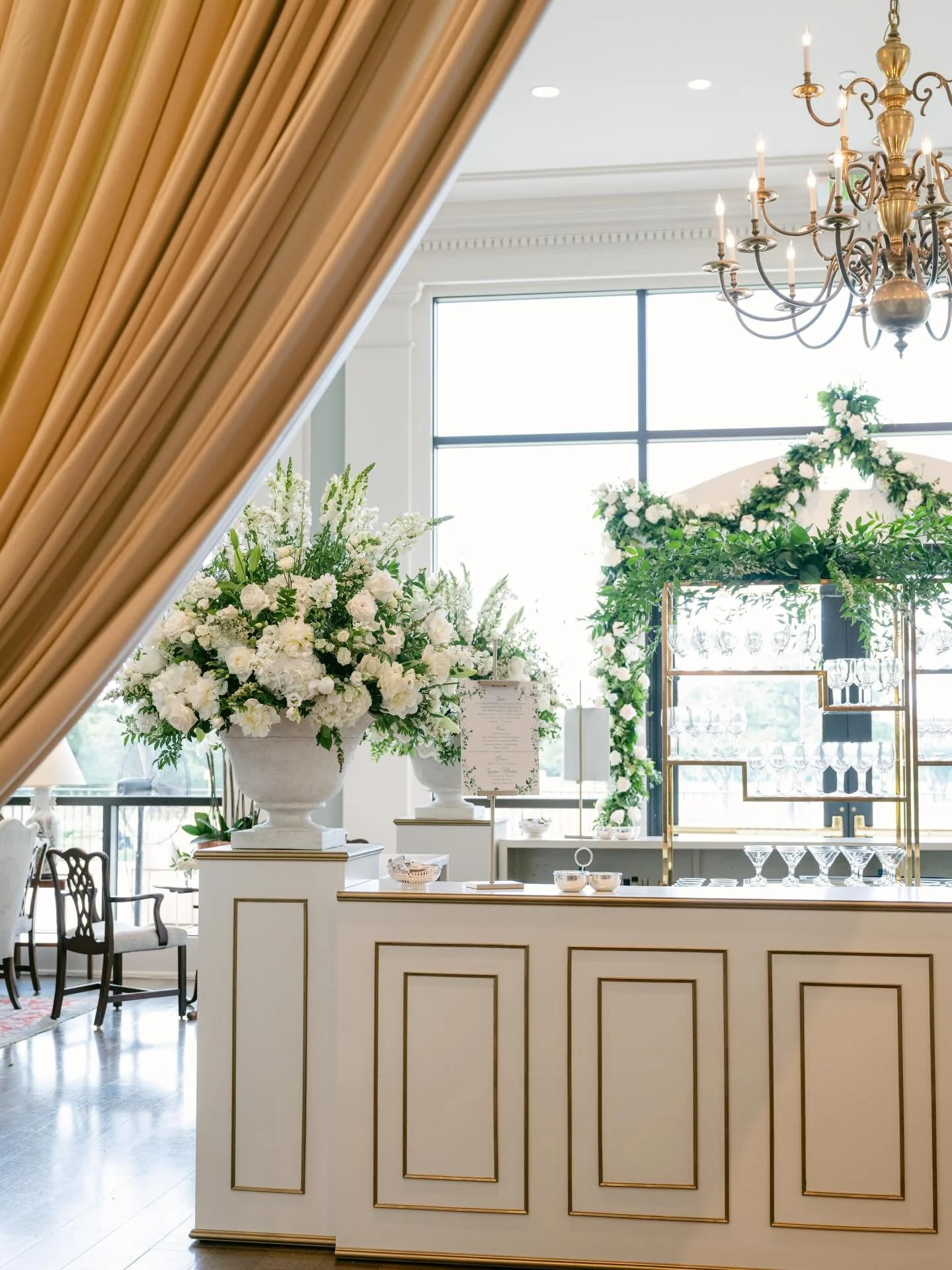 Crisp and classic 🤍 

Planning: Kelly for Kelly Doonan Events 
Photography: @carterrose 
Florals: @houstoncountryclub 
Event/Decor Design: @swiftevents 
Vision Designer: @carrollpatrizi 
Venue: @houstoncountryclub