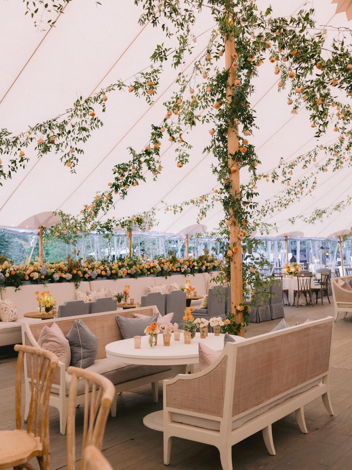 A tent on the mountainside + bright florals + cozy seating = the dreamiest Beaver Creek reception! 

Planning: Kelly for Kelly Doonan Events 
Photography: @marcowangphotography 
Florals and Decor: @eventsinbloomhouston 
Tent: @sperrytentscolorado 
El