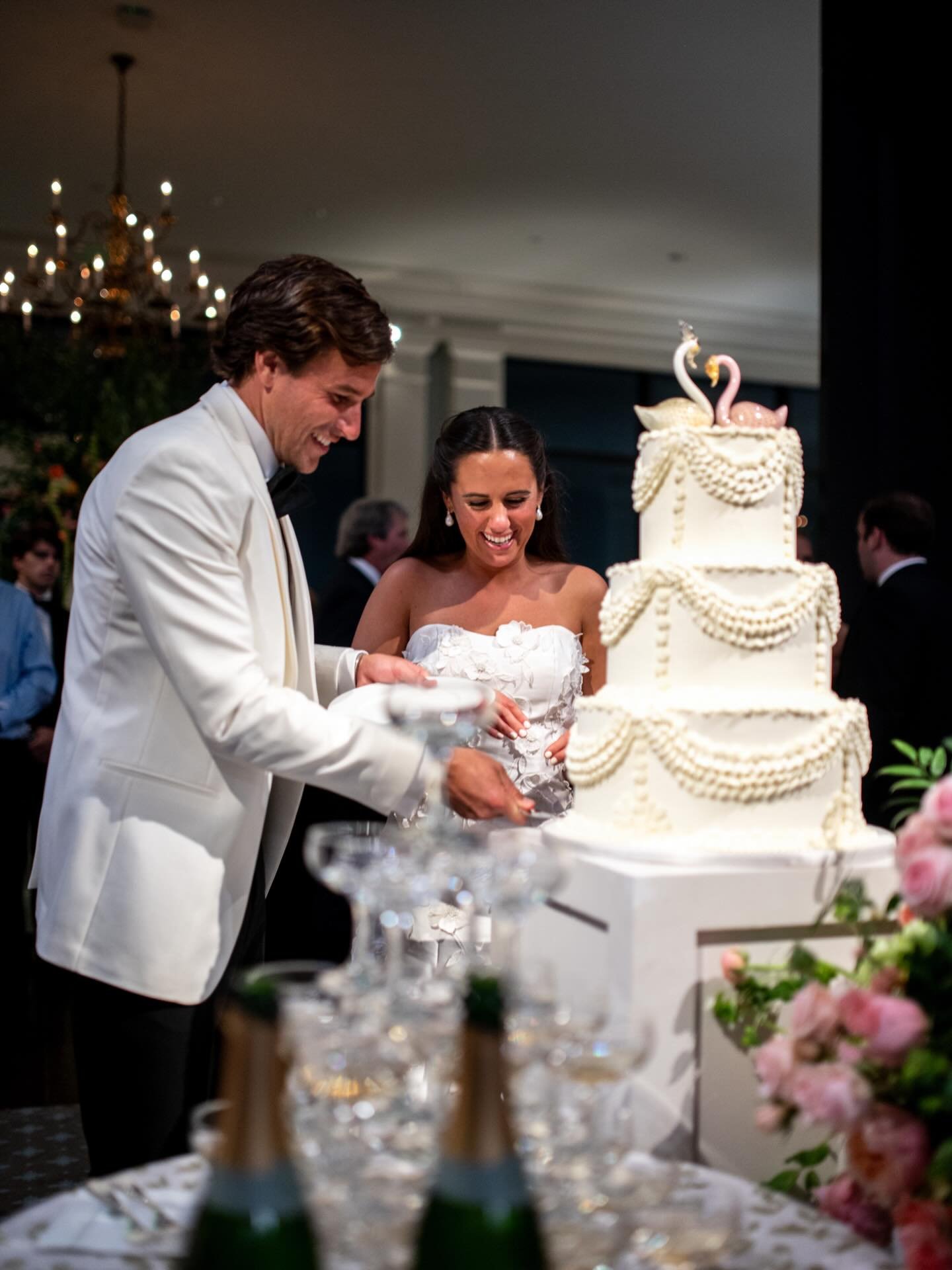 Love is so sweet 🫶

Planning: Kelly for Kelly Doonan Events 
Photography: @chrisbaileyphoto @davidbatesiam 
Cake: @susiescakes.houston 
Beauty: @jentrykelleyweddings 
Floral and Decor: @floraeventi 
Lighting: @360avdesign 
Venue: @houstoncountryclub