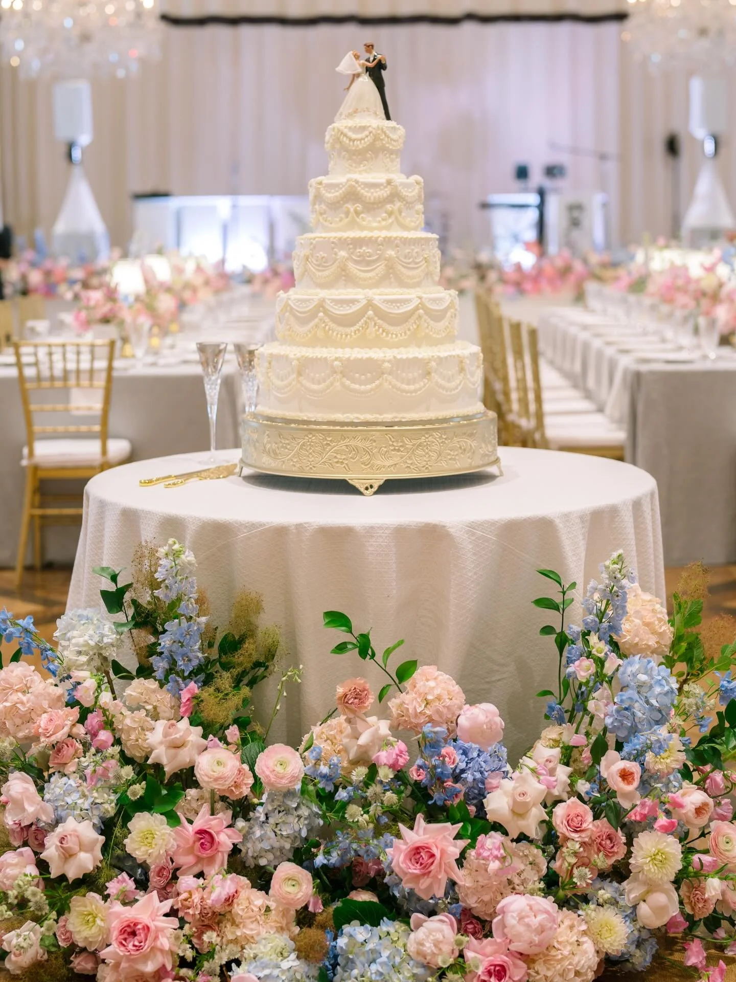 Sweet as can be! 😘

Planning: Kelly Doonan Events 
Photography: @stephania_photo 
Cake: @susiescakes.houston 
Florals: @flowernotehtx 
Rentals: @provisioneventstexas @premier_party_rental 
Venue: @juniorleagueofhouston