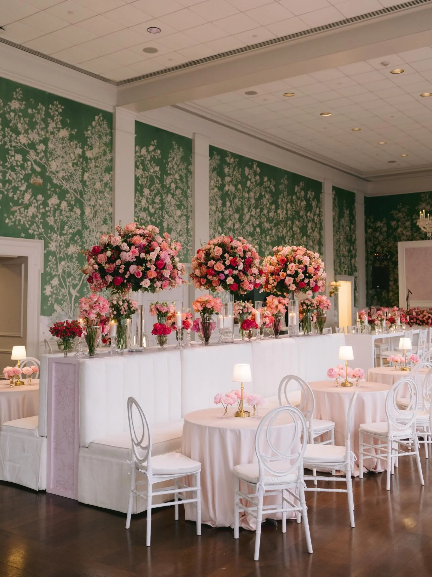 We&rsquo;re obviously thinking pink this Valentine&rsquo;s week! 💗🌸🌷🩷

Planning: Kelly for Kelly Doonan Events 
Photography: @marcowangphotography 
Florals and Decor: @floraeventi 
Venue: @riveroakscc