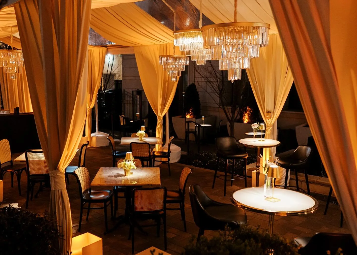 This cozy reception setup was the perfect blend of indoors and outdoors - we&rsquo;re obsessed! 

Planning: Kelly for Kelly Doonan Events 
Photography: @sarahlordphoto 
Event Design and Florals: @swiftevents 
Vision Designer: @carrollpatrizi 
Venue: 