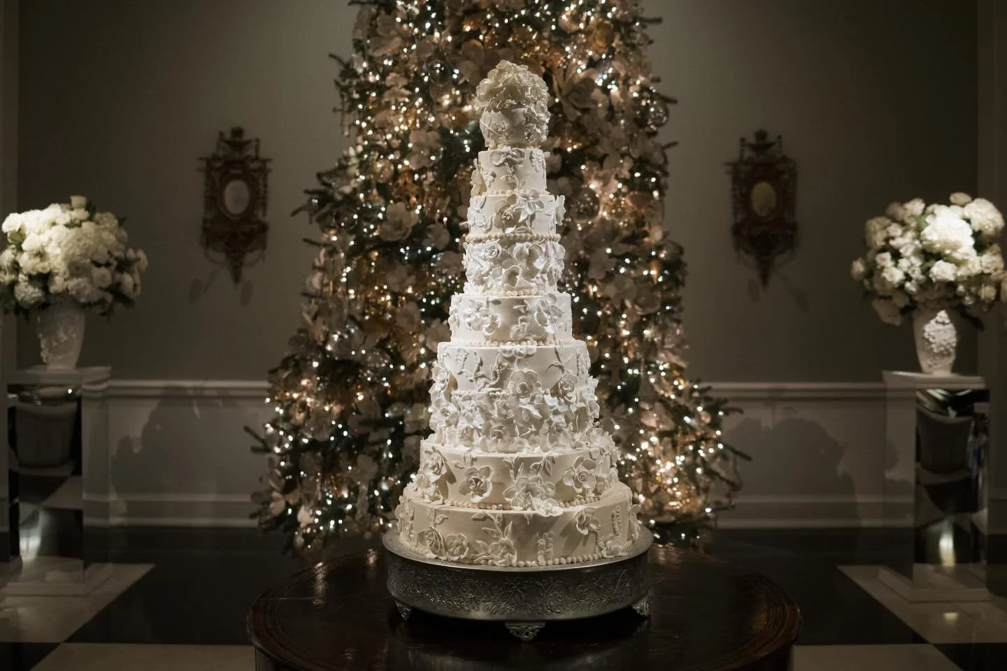 Not *just* a cake&hellip;a cake 👏moment👏

Planning: Kelly for Kelly Doonan Events 
Photography: @marcowangphotography 
Cake: @whomadethecakehouston 
Florals: @houstoncountryclub 
Lighting: @360avdesign 
Rentals: @plantsnpetals @aztecusa