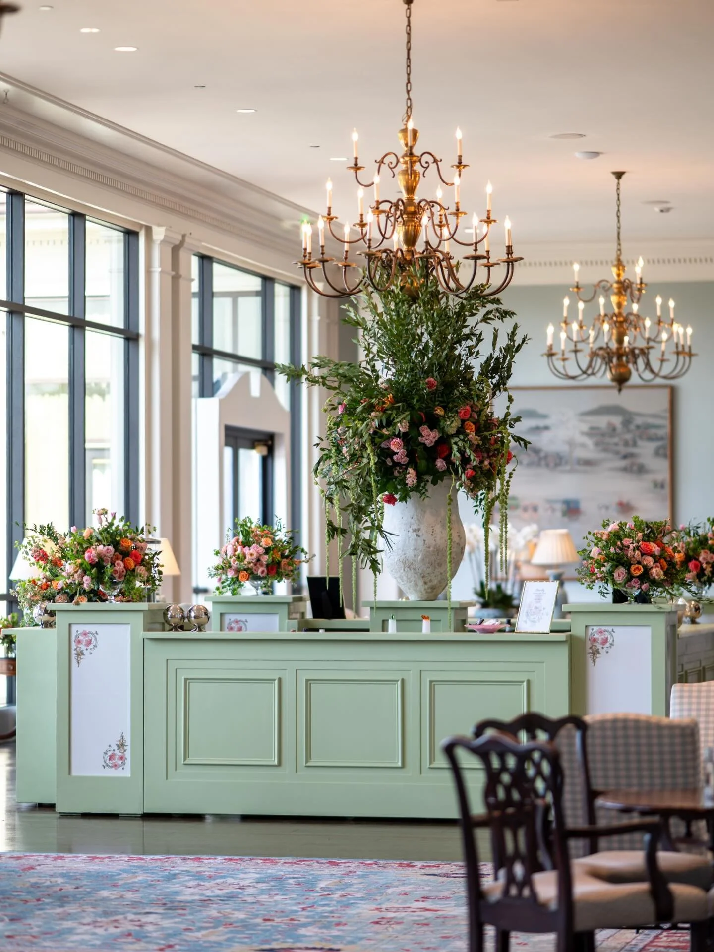 Soft greens and pretty pinks made this a stunning cocktail hour space! 🌷

Planning: Kelly for Kelly Doonan Events 
Photography: @chrisbaileyphoto 
Florals and Decor: @floraeventi 
Lighting: @360avdesign 
Venue: @houstoncountryclub