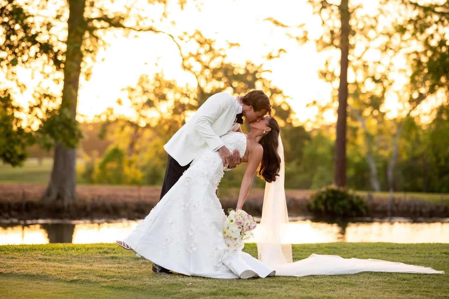 Good as gold(en hour) 💛

Planning: Kelly for Kelly Doonan Events
Photography: @chrisbaileyphoto 
Beauty: @jentrykelleyweddings 
Venue: @houstoncountryclub