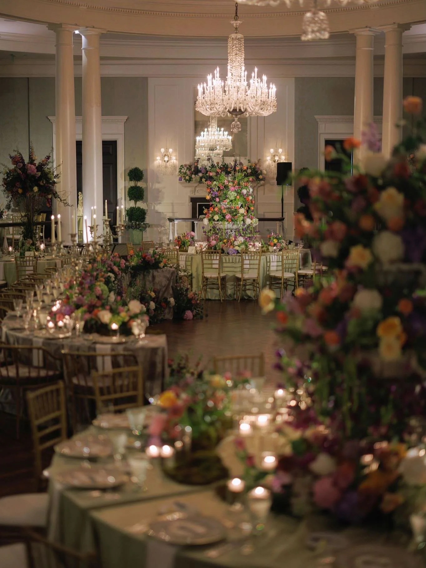 Layers, linens and lighting 😍

Planning: @bschneider1392 for Kelly Doonan Events 
Photography: @marklsimmons via @marcowangphotography 
Florals and Decor: @walkergchancey via @reginagustdesigns 
Lighting: @premiersoundandlighting 
Venue: @houstoncou