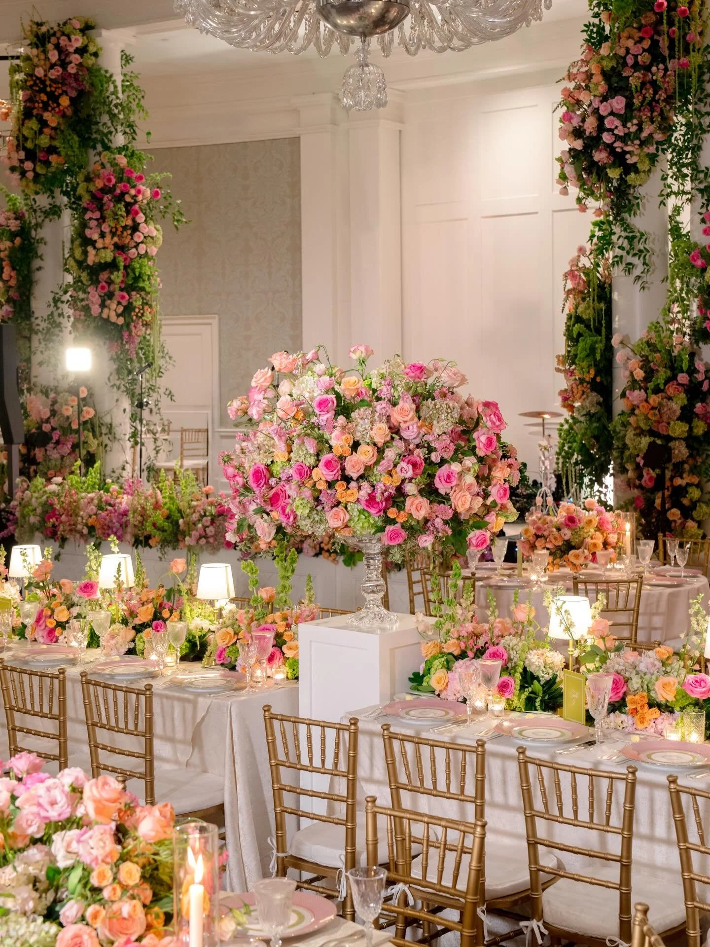 Dripping in flowers&hellip;just like we like it! 

Planning: Kelly for Kelly Doonan Events 
Photography: @stephania_photo 
Florals and Decor: @floraeventi 
Tabletop Rentals @swiftevents 
Lighting: @360avdesign