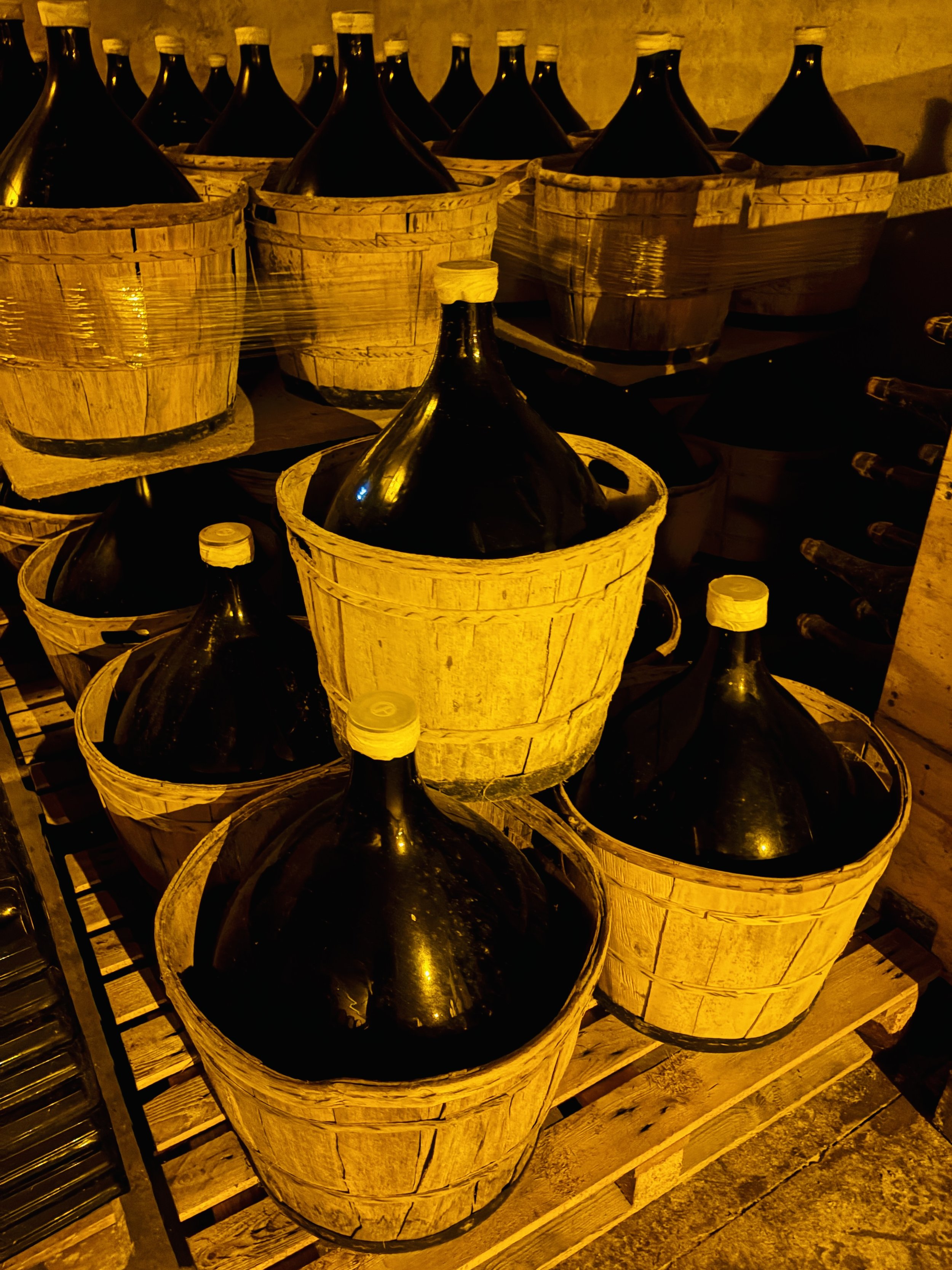 PARTIDA CREUS GLASS DEMIJOHN UP CLOSE.jpg