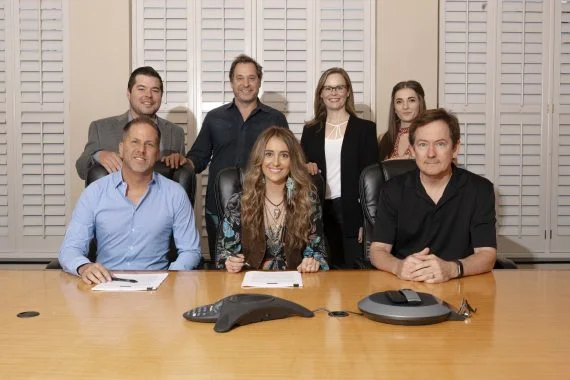 Picture Credit: MusicRow.com Pictured: Back Row (L-R): Colton McGee, Director of Business and Legal Affairs, BBR Music Group; Kent Marcus, Marcus & Colvin, LLP; Sara Knabe, VP of A&R, BBR Music Group; Mandelyn Monchick, Deep South Entertainment. Front Row (L-R): Jon Loba, EVP, BBR Music Group; Lainey Wilson; Dave Rose, Deep South Entertainment