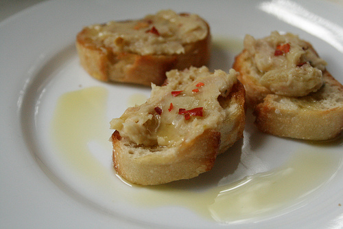 crostini with bean spread www.talkoftomatoes.com