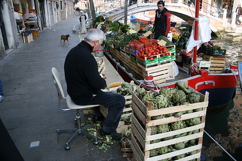 cutting artichokes www.talkoftomatoes.com