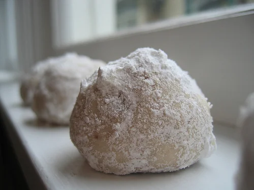 snowball cookie recipe with pecans | talkoftomatoes.com