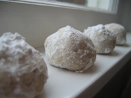 snowball cookie recipe with pecans | talkoftomatoes.com
