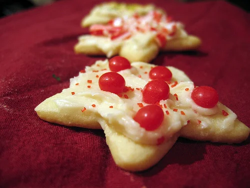 frosted sugar cookie recipe | talkoftomatoes.com