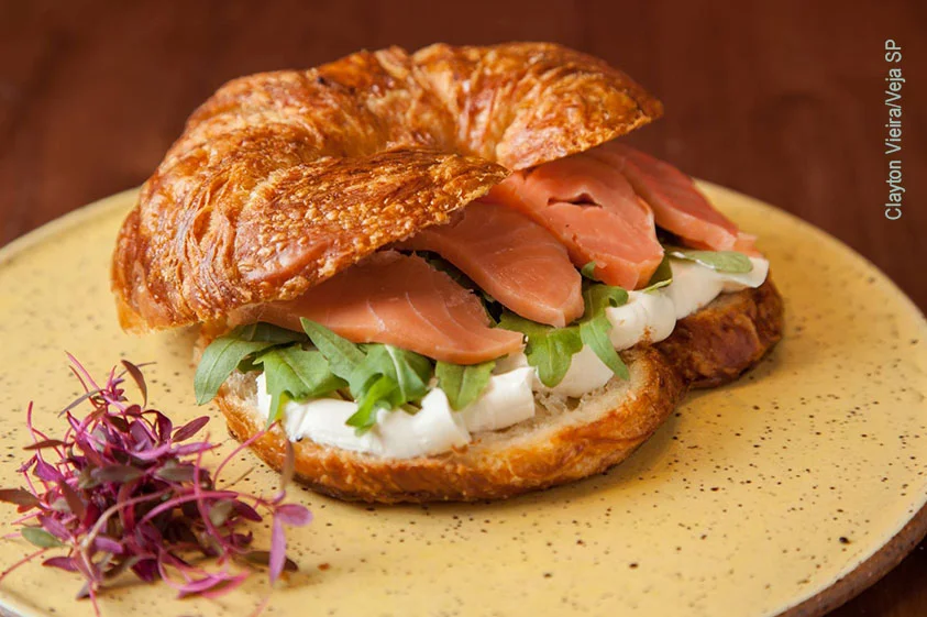 Salmon Cheese: Sanduíche no croissant com salmão defumado, cream cheese e rúcula.
