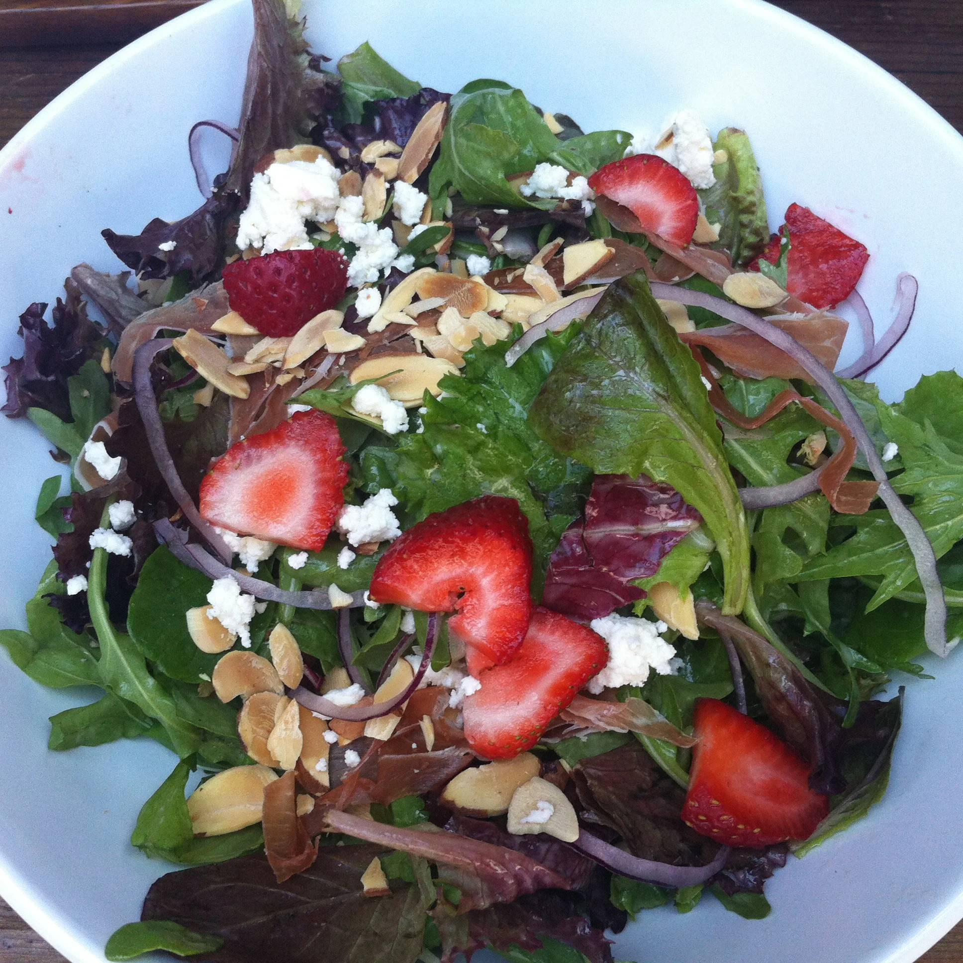 Salad with strawberries and goats cheese