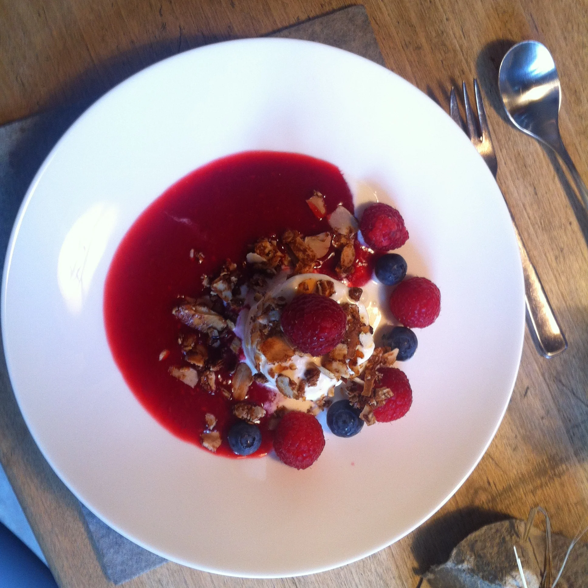 Frozen yoghurt with summer berries and almond crunch