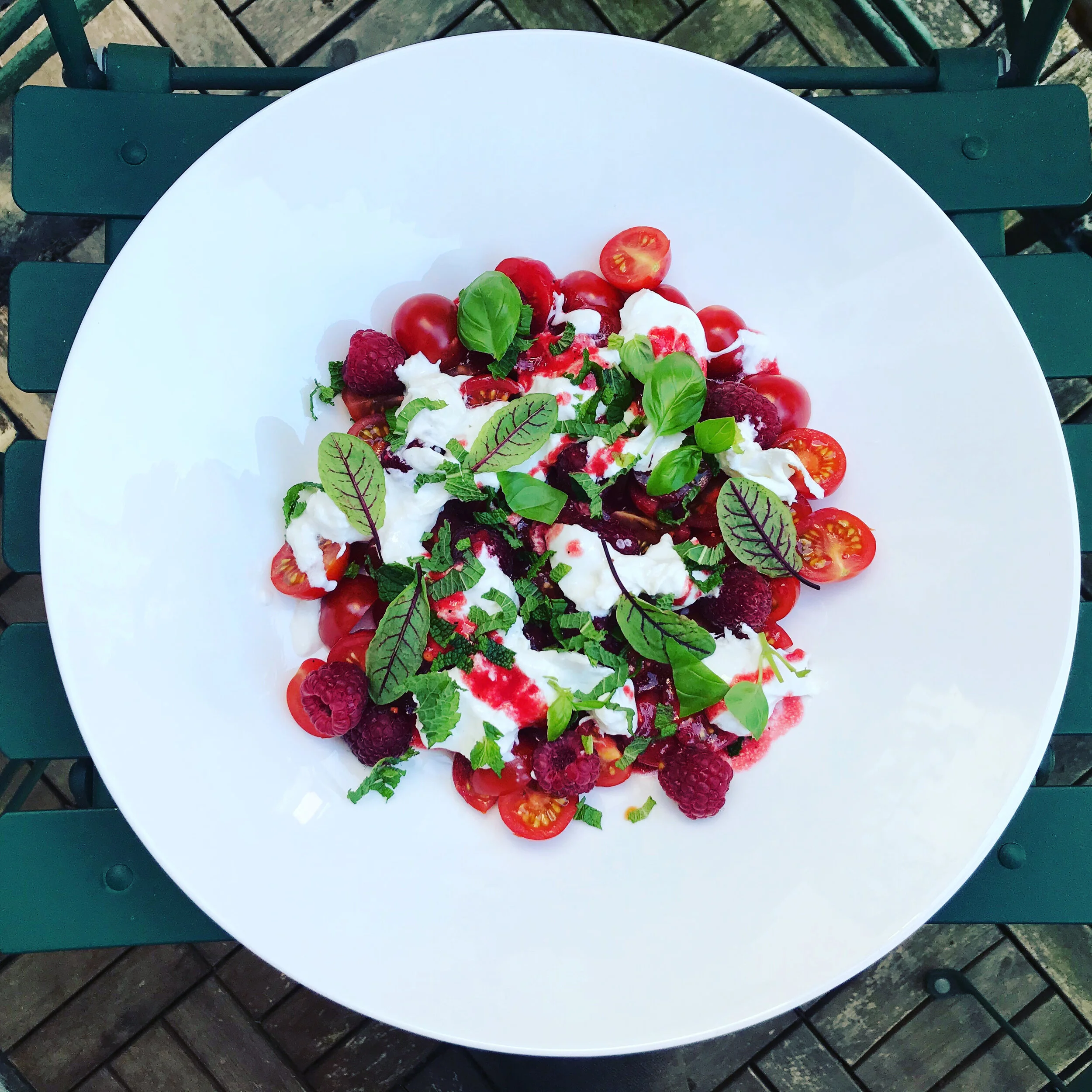 Refreshing salad with raspberries
