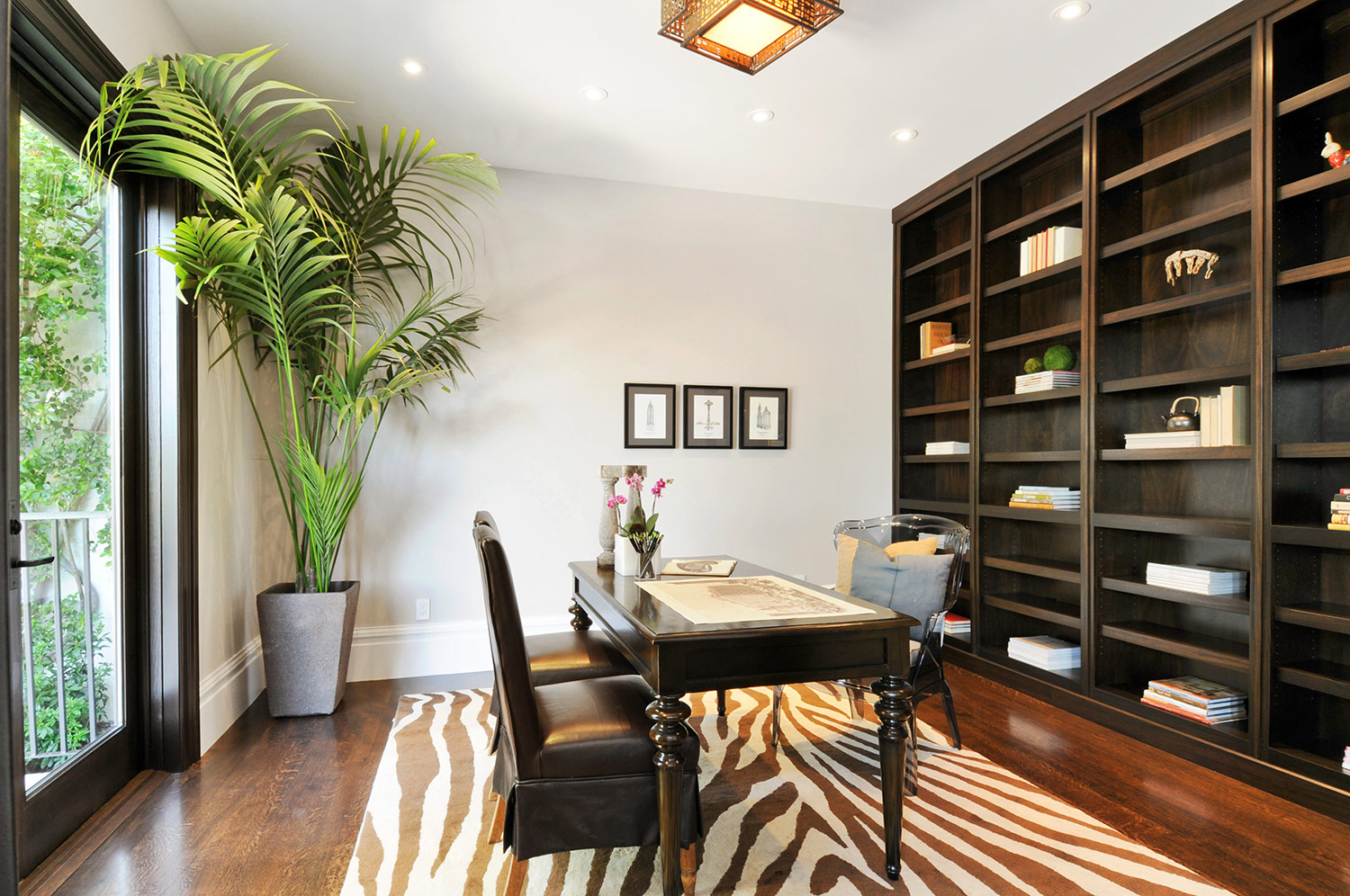 library, office, desk, work space, meeting room, built in shelving, book shelves, hardwood floors, indoor plants