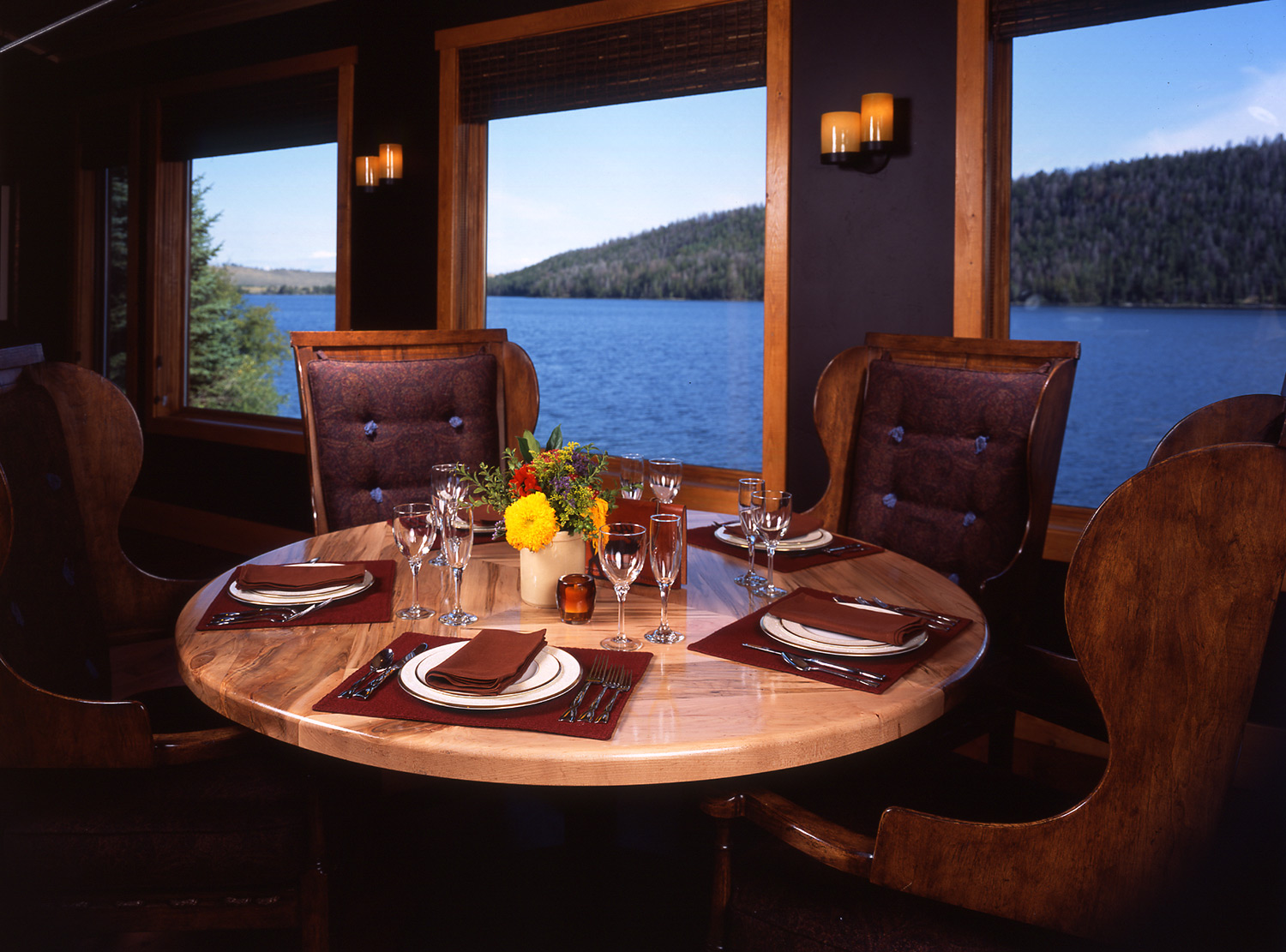 wyoming, wood, lake, lodge, leather, seating, dining room, rich textures, warm tone, rustic, western, inviting, cozy