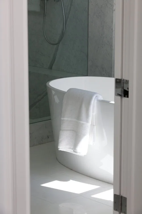 raised bath, modern tub, clean, white