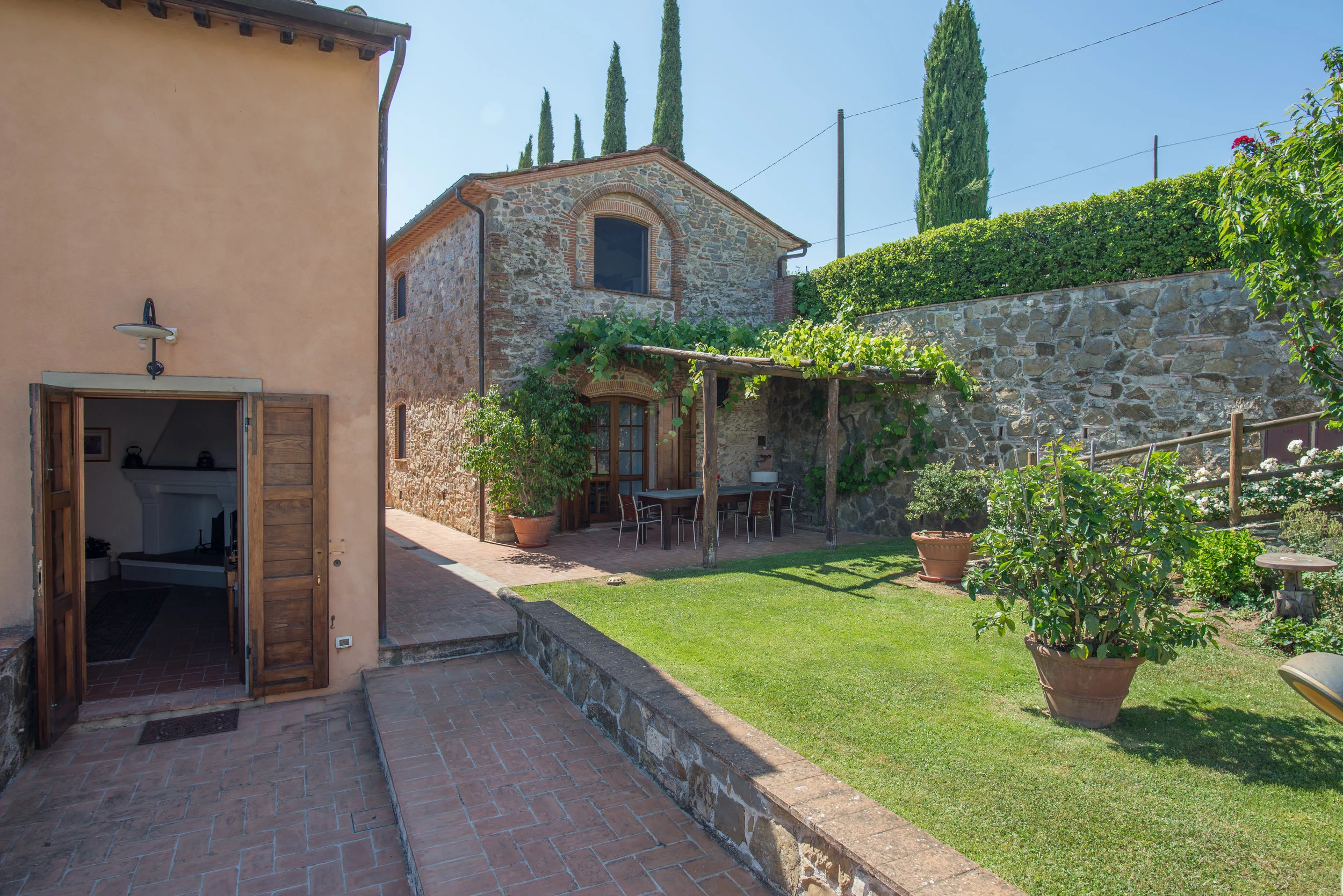 Borghino I Nespoli + Il Melograno - From Outside.jpg