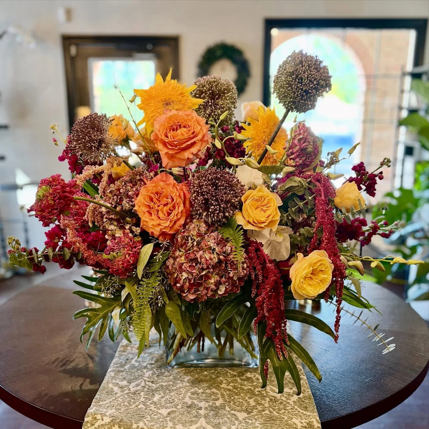 Layers of texture, tone, and warmth &mdash; the season in full bloom 🍂
Golden roses, amaranthus, hydrangea, and allium come together in a composition that feels both lush and effortless.

Order your own seasonal statement piece at @bloomsofdunwoody 