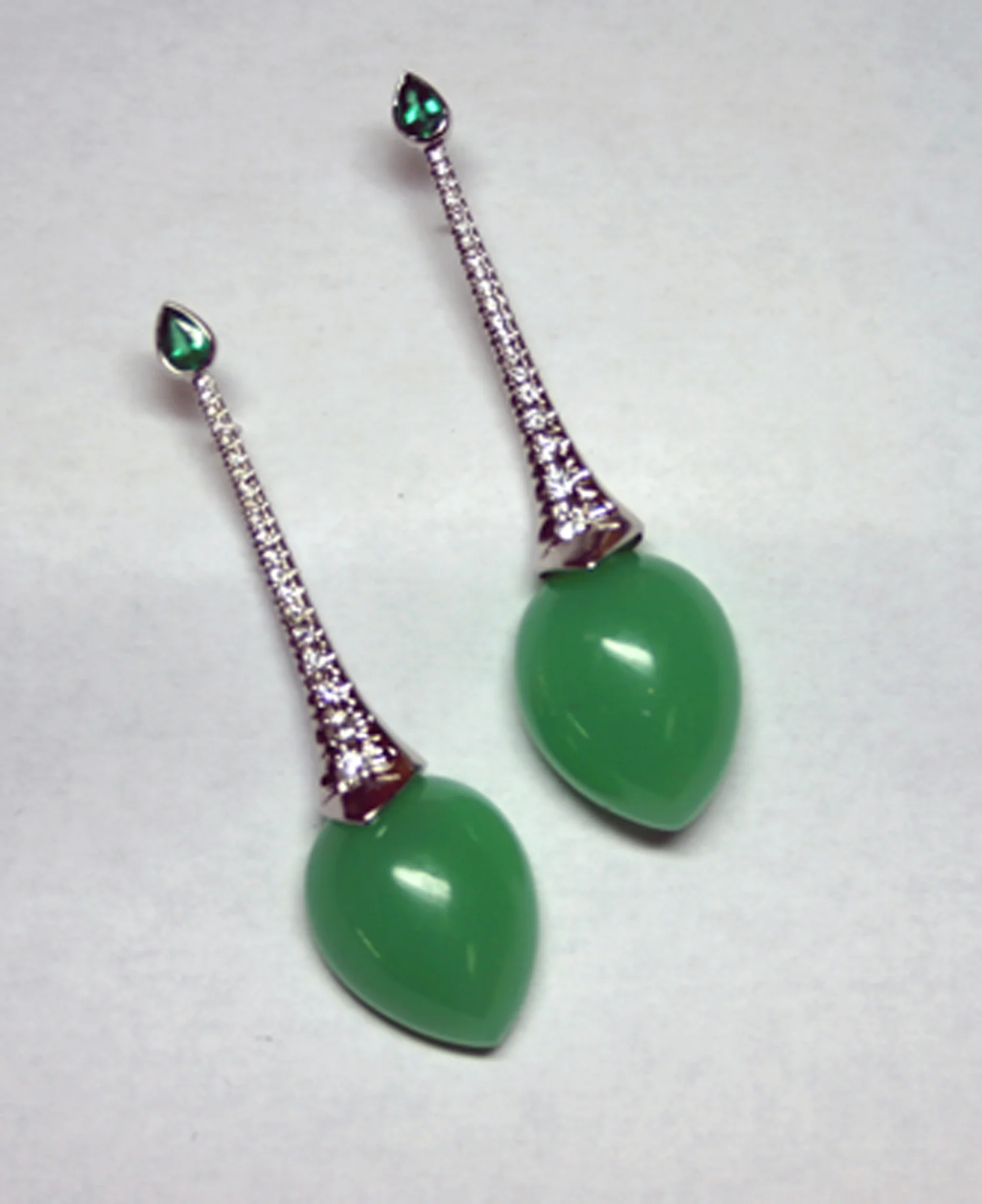 Elegant and stylized dangling earrings 