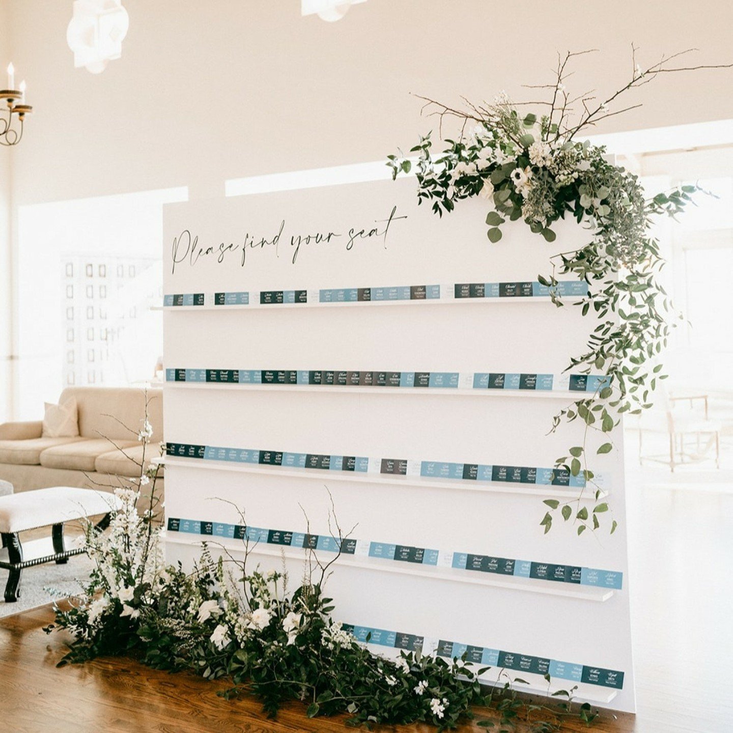 I love a large escort chart when the venue calls for it. And, the glorious @belairbayclub is a fabulous place for one!

Emma + Dennis loved the inspiration for this large sign that we put into their design document and @helloprettyevents created it t
