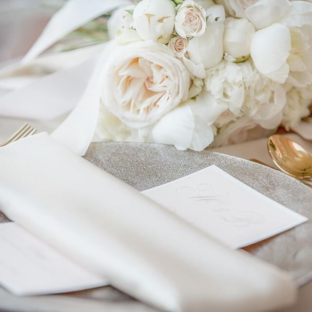 Sometimes colors change and morph depending upon whats sitting alongside (linens, flatware, floral). Perfect example, our Lily Charger. Sometimes silver, sometimes gold but always a stunner.
.
@aperfectevent @debililly @thefestivefrog @debilillystyle