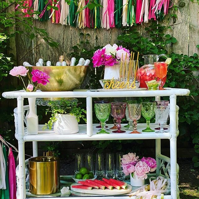 Taking all the parties outdoors while we can!  We&rsquo;re loving the bright pops of pink and green on this fab bar cart celebrating a sweet girls 21st birthday.
🎂
Vendor partner @elliestyled 👏🏻