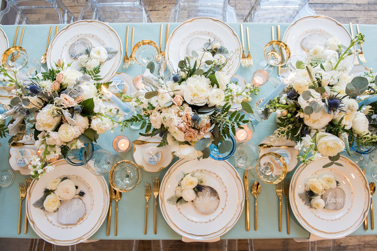 blue-and-white-wedding-table-setting-gold-accents-china-rental-chicago.jpeg