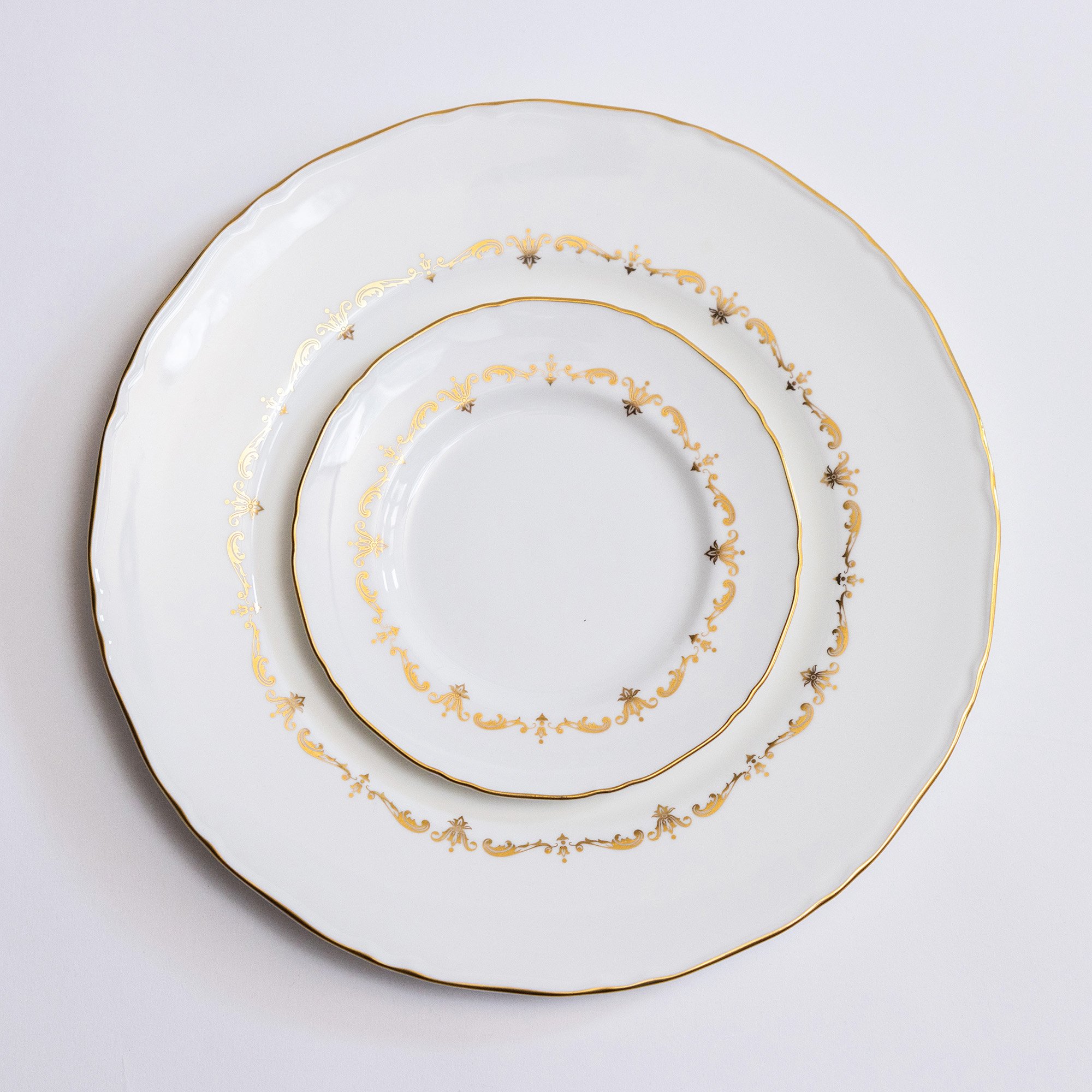 gold-rimmed-china-dinner-plates-rental-chicago.jpg