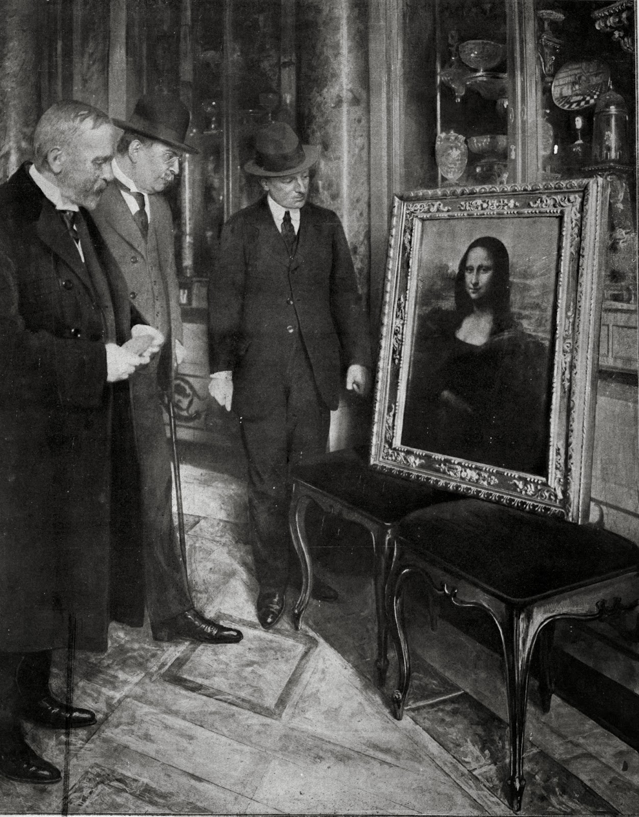  The  Mona Lisa  on display in the Uffizi Gallery, in Florence (Italy). Museum director Giovanni Poggi (right). 