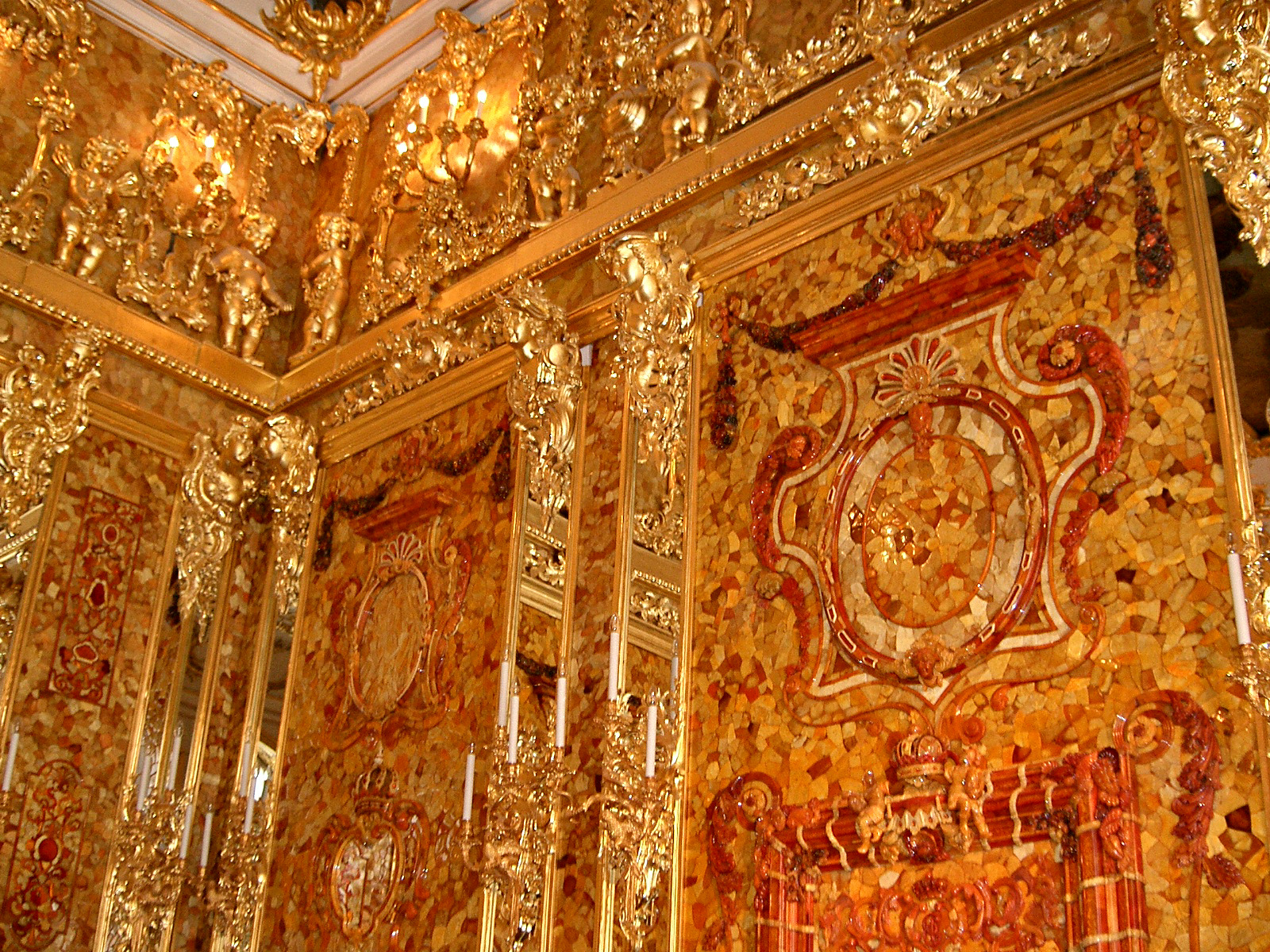 Interior shot of the Amber Room, by jeanyfan on Wikimedia Commons - Own work, Public Domain