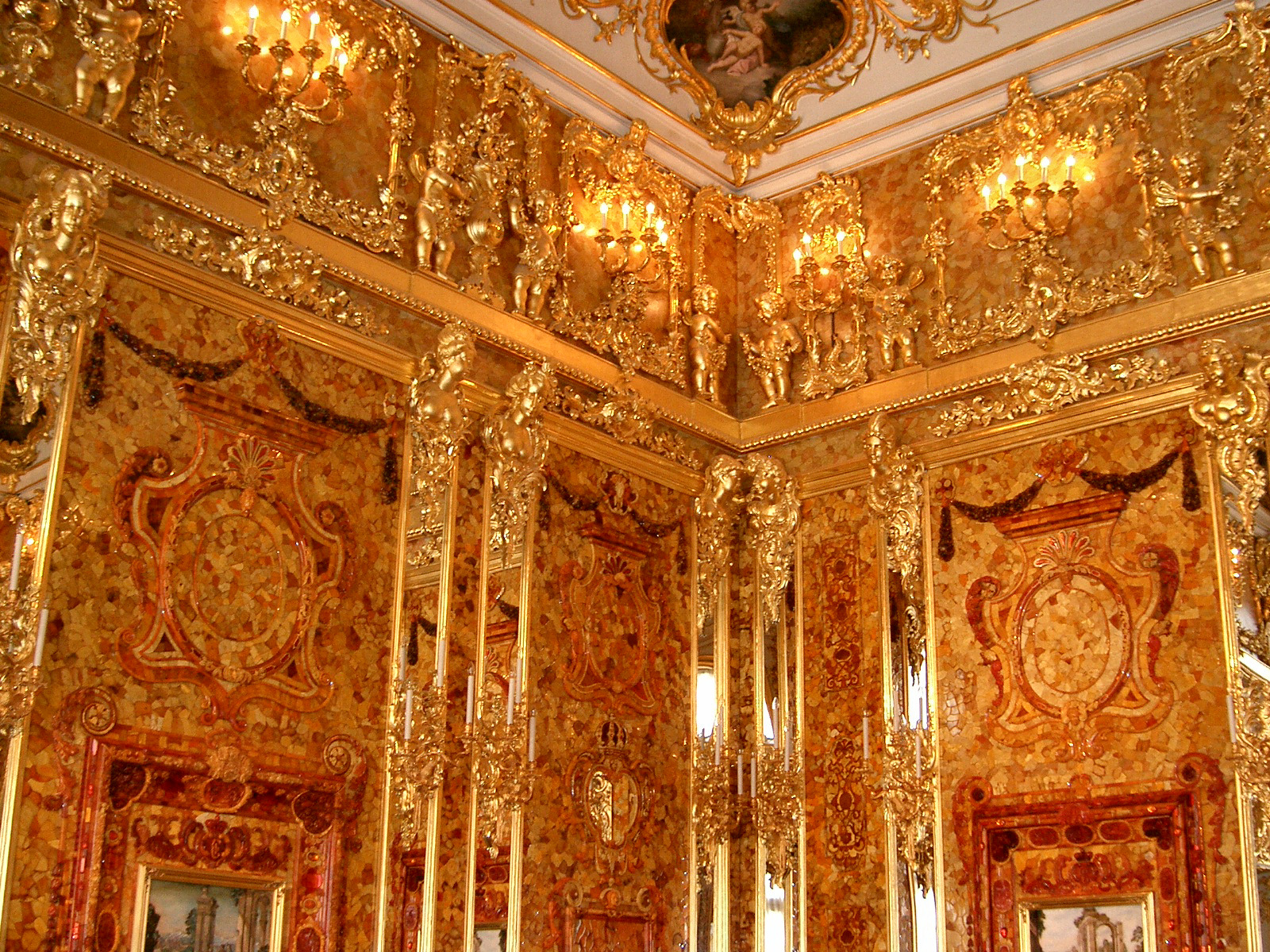 Interior shot of the Amber Room, by Wikimedia Commons user jeanyfan - Own work, Public Domain
