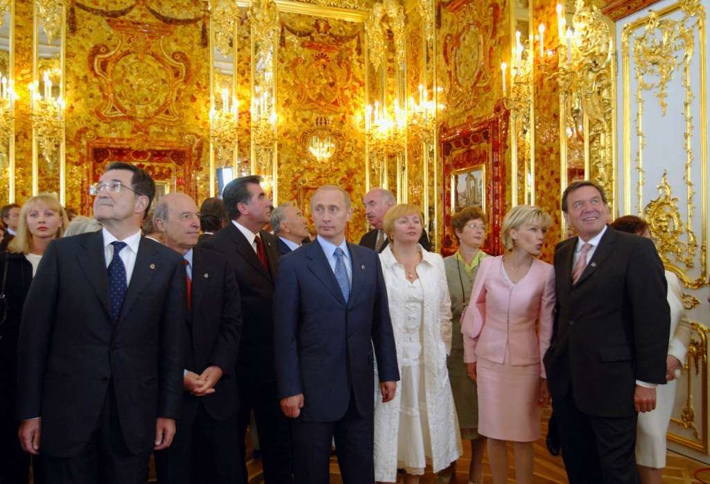Vladimir Putin and others celebrate the opening of the reconstructed Amber Room, 2003