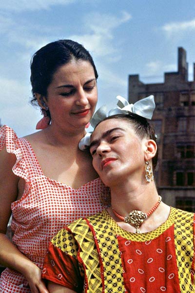 Frida Kahlo (right) with her sister, Cristina
