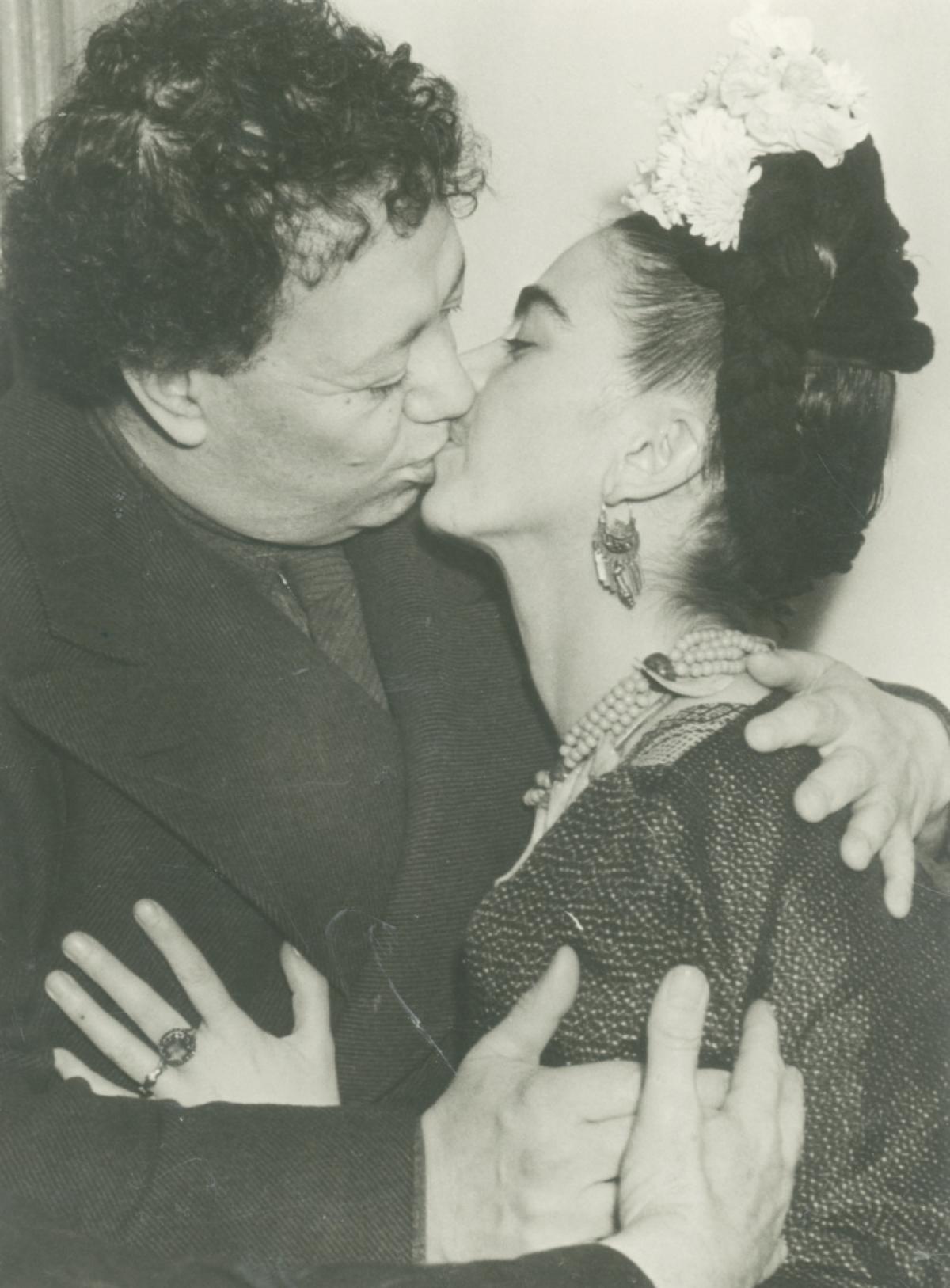 Unknown photographer, Frida and Diego kissing following their second wedding after signing their marriage certificate, San Francisco, 1940