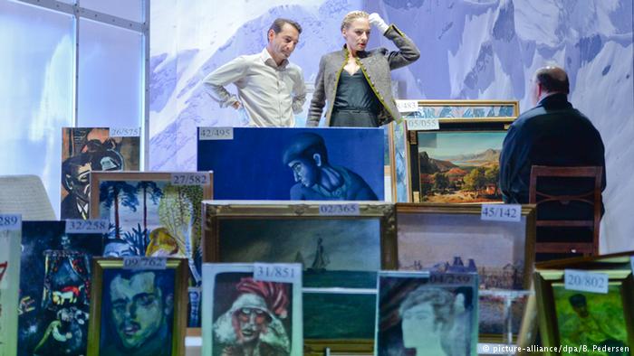 Organizers with samples of Cornelius Gurlitt's art collection, courtesy picture-alliance, B. Pederson kbd/sms (AFP, AP, dpa)