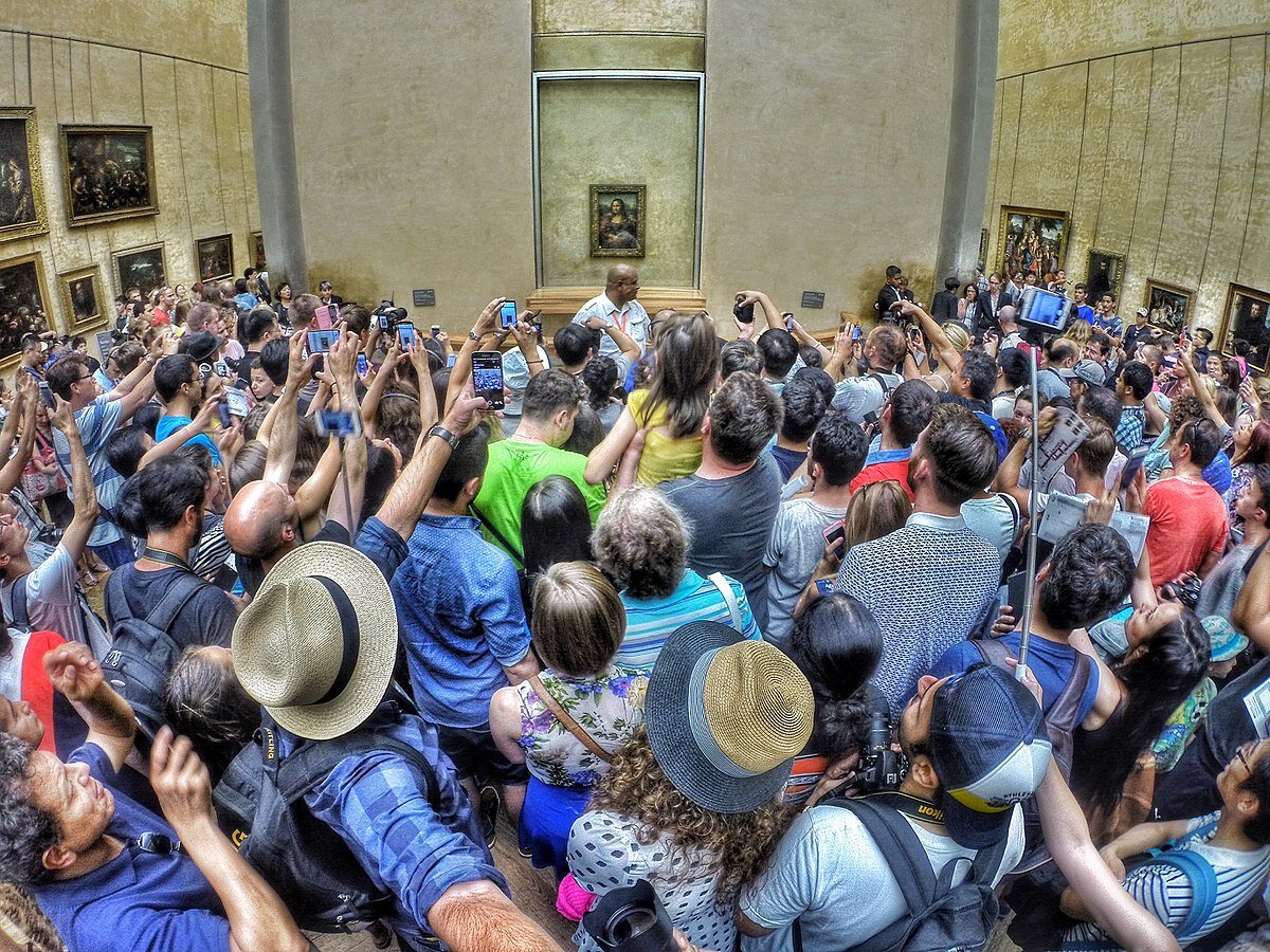 Crowds at the Louvre today