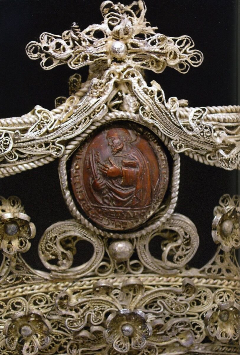 PROPERZIA DE’ ROSSI (C. 1490 – 1530), DETAIL OF ST. PETER IN THE GRASSI FAMILY COAT OF ARMS, FEATURING A CARVED PEACH PIT, C. 1510, MUSEO CIVICO MEDIEVALE, BOLOGNA, ITALY