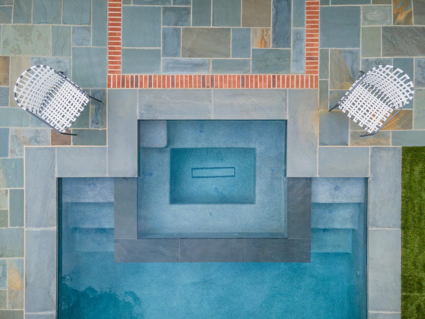 Ready to dive into the weekend 💦
.
.
.
.
.
.
.
#cltinteriors #bluestone #fennebresqueinteriors #pool #summerdays #spa #classicdesign