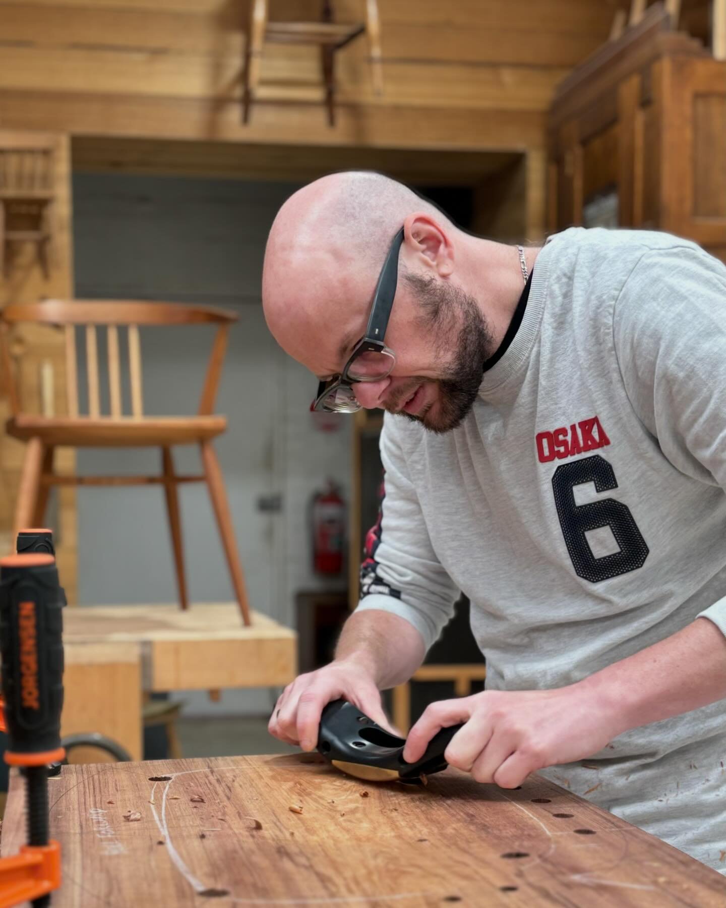 James is carving for comfort. 🙌
.
.
#seatcarving #travisher #chairmakingcourses #chairclass #woodworkingclasses