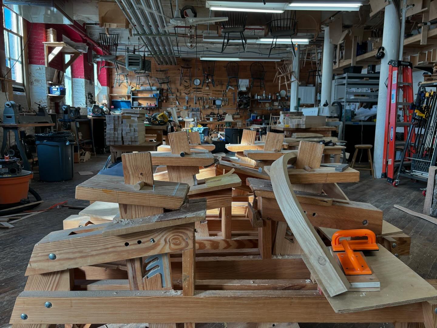 Can&rsquo;t tell you how good it feels to be back in the States in my pal Pete Galbert&rsquo;s @petergalbert workshop to teach some chairs. We&rsquo;re prepping hard with the incredible help of the amazing @isaacfeuerman and @kellyhappis !
.
.
#chair