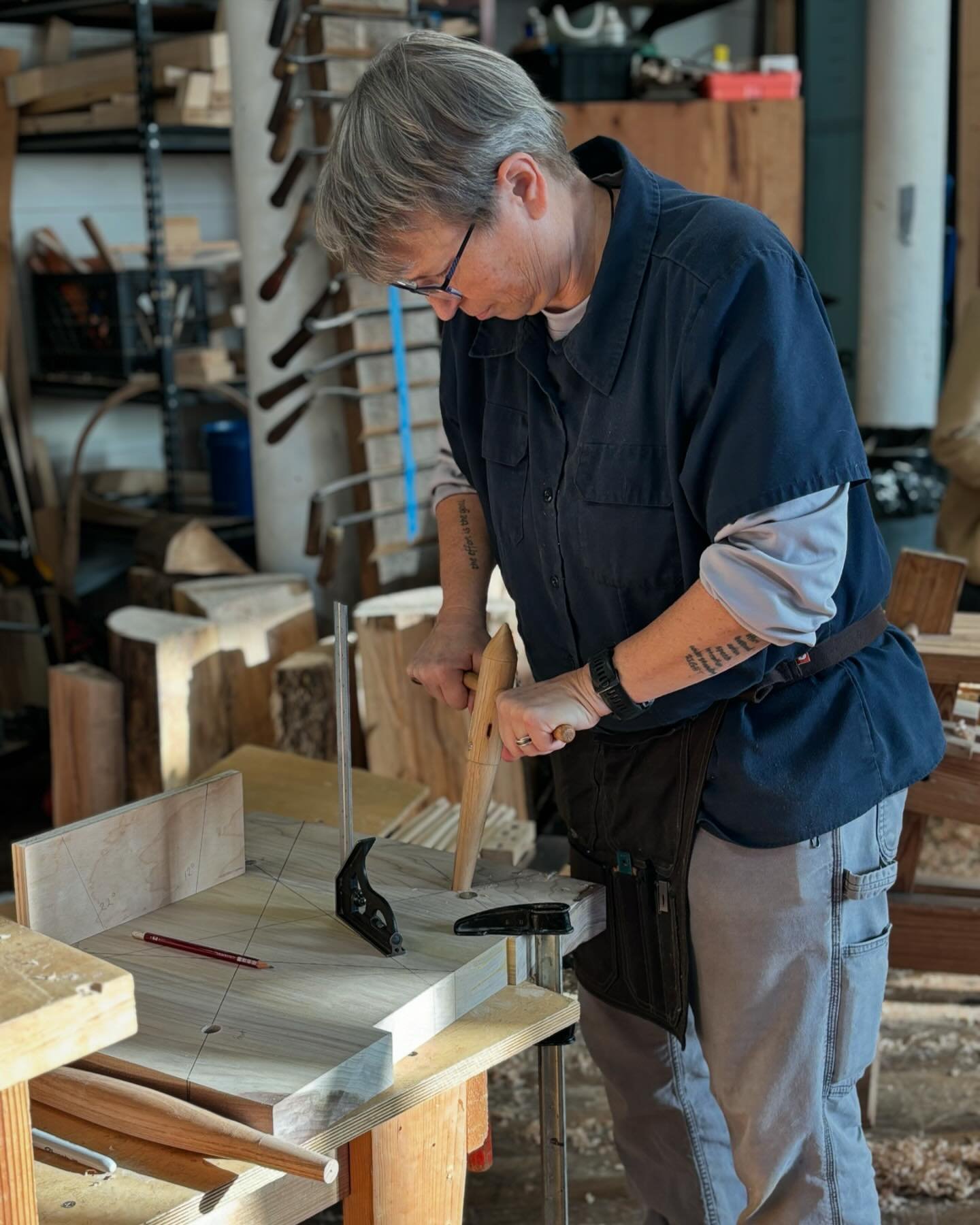 Jennifer reaming to fit her legs.
.
.
#chairclass #chairmakingcourses #woodworkingclasses #chairmakingintheusa