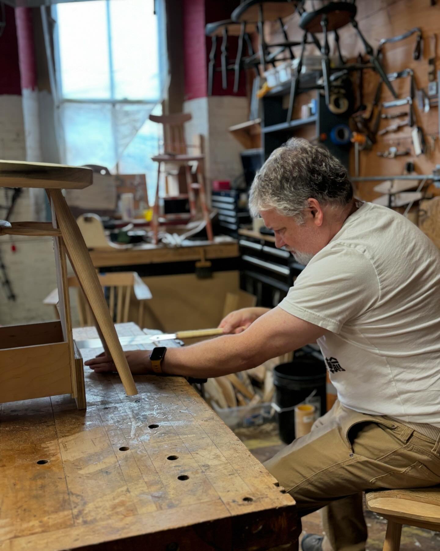 Chuck trimming his legs.
.
.
@saxonchuck 
#chairclass #chairmakingcourses #petergalbertschoolofcraft
