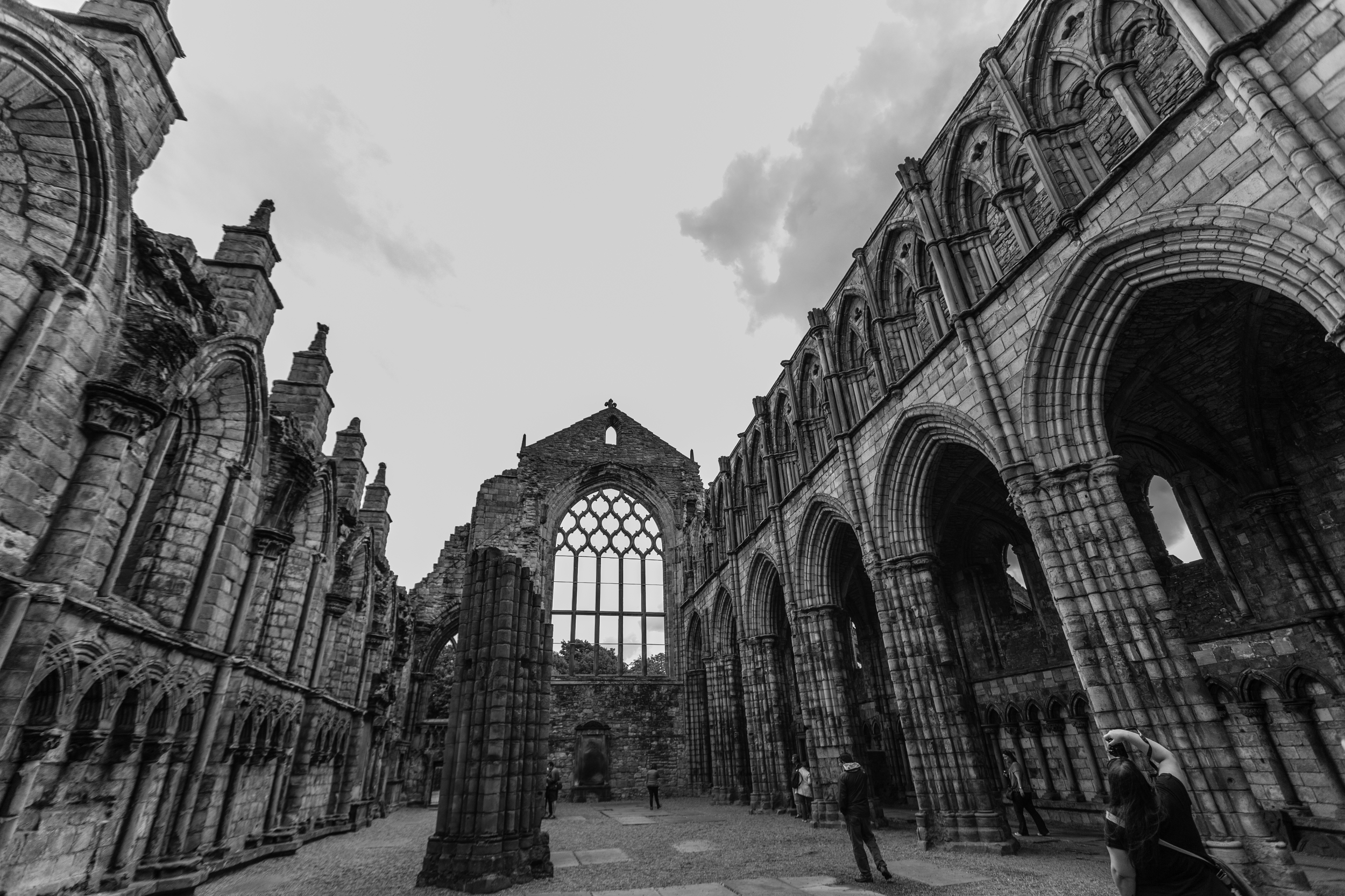 Holyrood Abbey, 这其实是Palace of Holyroodhouse的前身和原址。这个地方曾经埋葬了苏格兰前前后后数十名国王和王后。直到1688年被大革命洗劫，国王王后的坟墓也没有能够幸免于难。经过修复但是最后在18世纪终究还是塌方被毁，从此再无修复，遗址至今保留了塌方后的原貌。