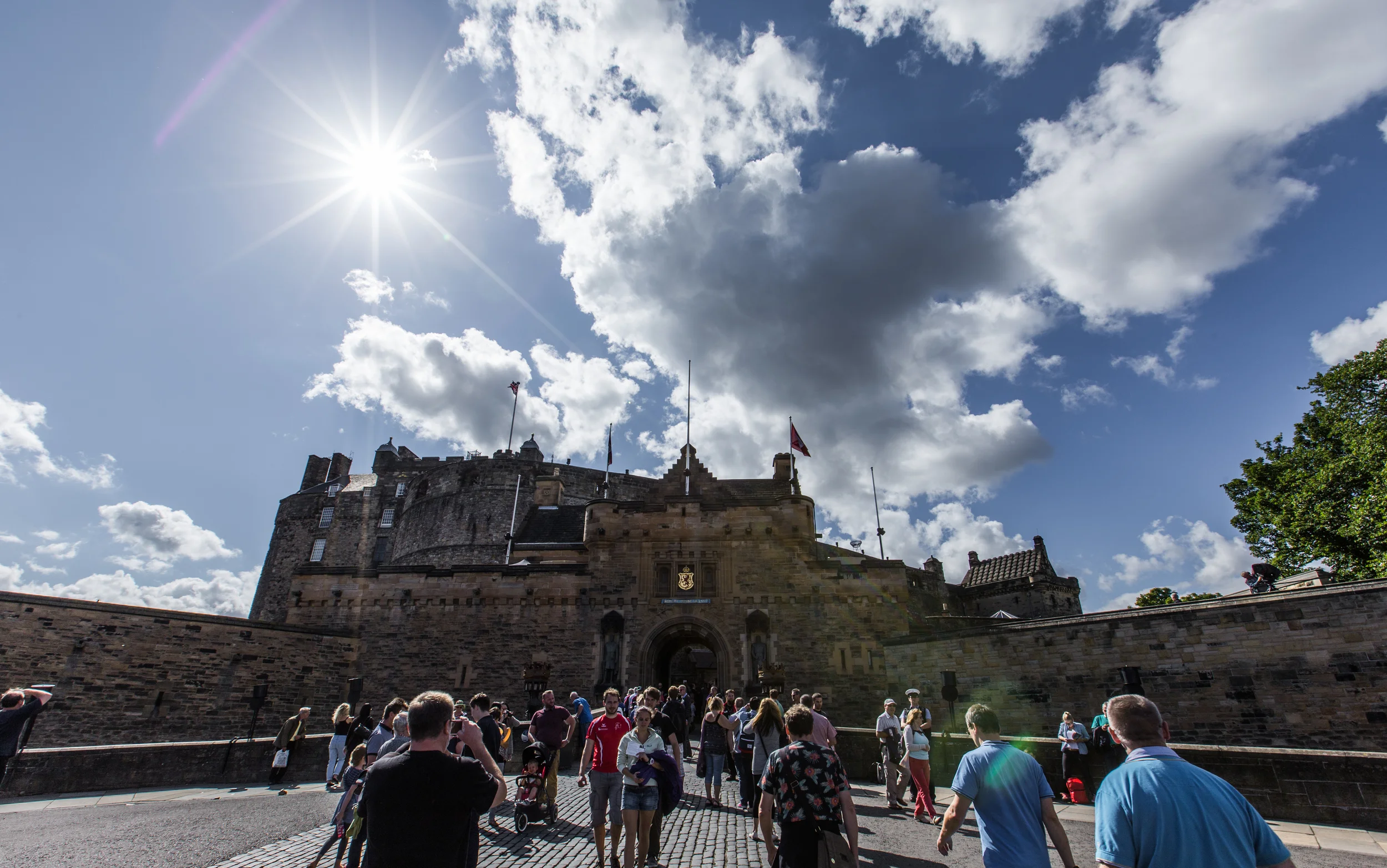Edinburgh Castle的外观。爱丁堡属于非常容易辨认的城堡，两边有如同双臂一般环形的外墙。
