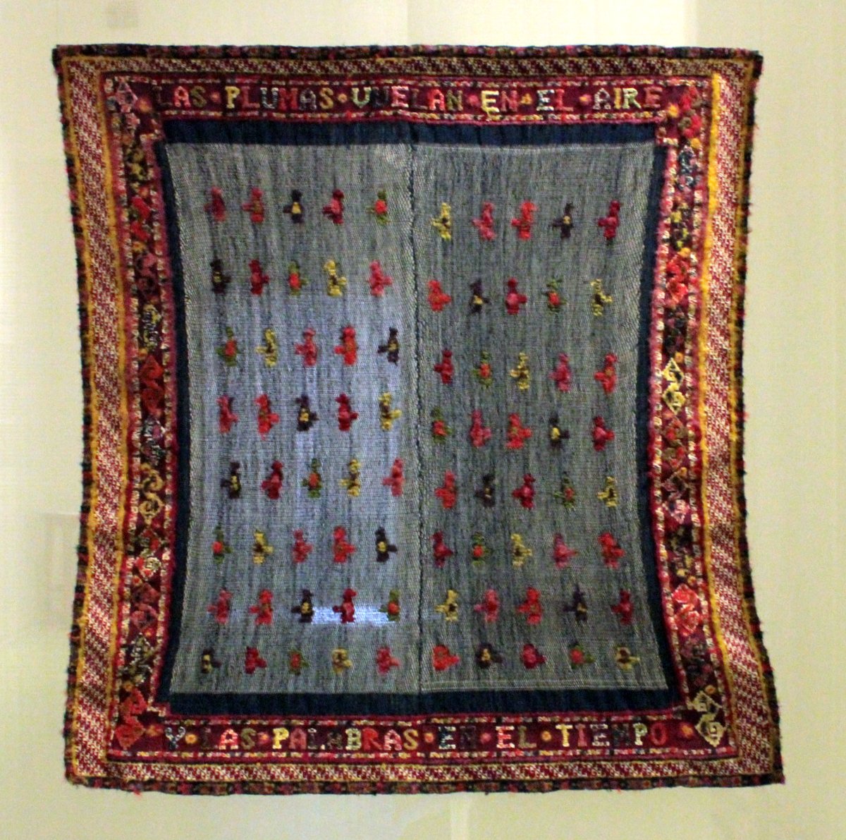 I just loved the quote woven into this piece: "Las plumas vuelan en el aire y las palabras en el tiempo" (Feathers fly in the air, and words, in time)
